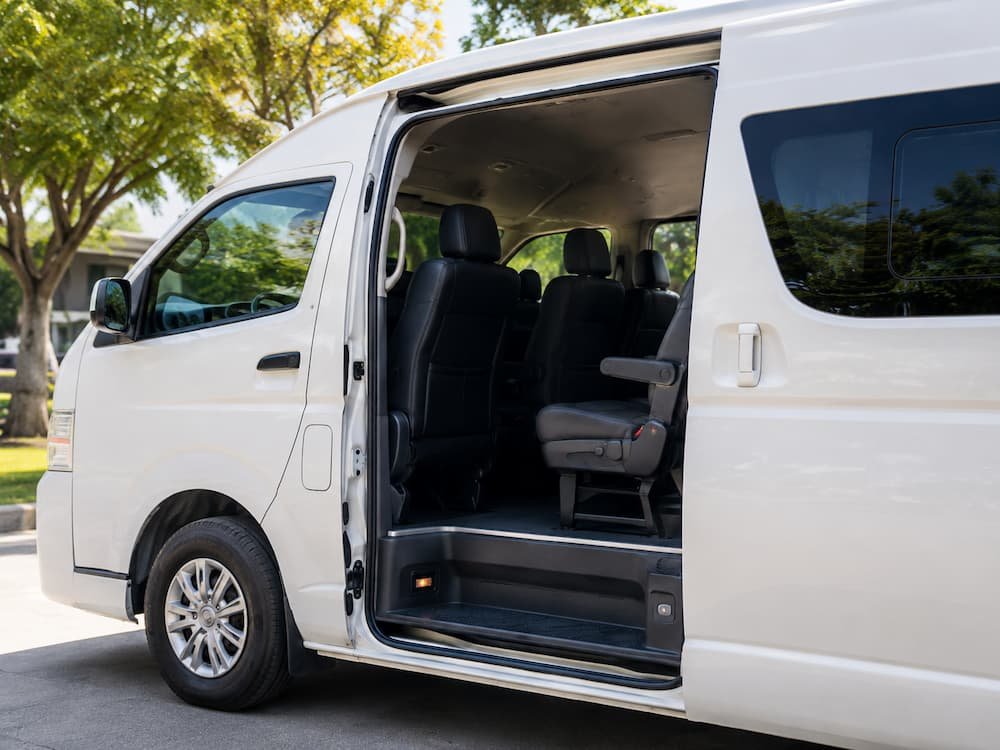 Pintu sliding Hiace Premio terbuka dengan akses kabin yang luas