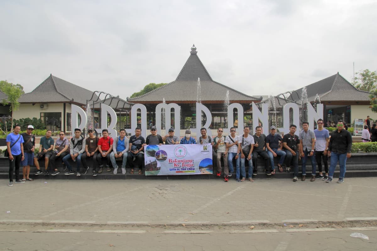 Kebersamaan peserta dalam perjalanan wisata dan gathering di Jogja