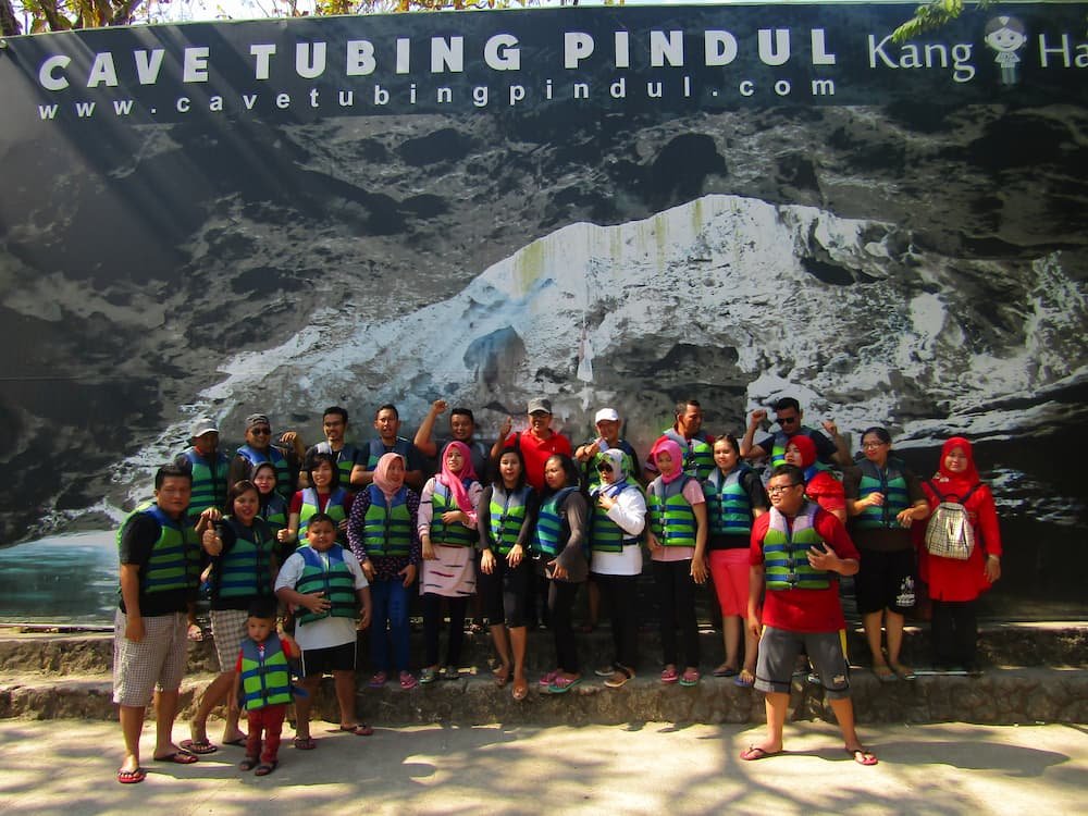 Dokumentasi kebersamaan rombongan dalam perjalanan wisata Jogja